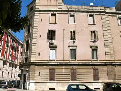...e ad angolo con via Libert� ci troviamo innanzi alla �Casa degli alluvionati�: un�enorme struttura costruito nel 1928 per dare un tetto a coloro che erano stati colpiti dalla tragica alluvione del 6 novembre del 1926 (foto di Alessia Schiavone)